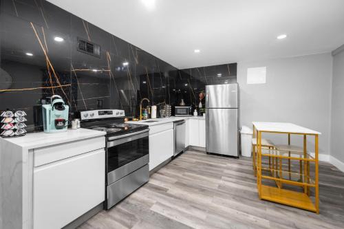 Classy and Chic 2BR Home near Galleria