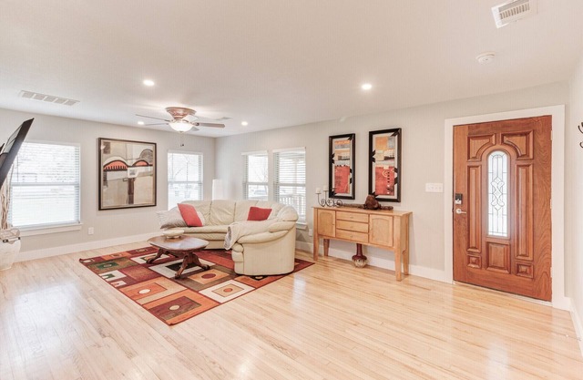 "Clean! CLEAN! ! Comfy! ! COMFORTABLE! ! BEST PLACE EVER!" FIVE STARS!n