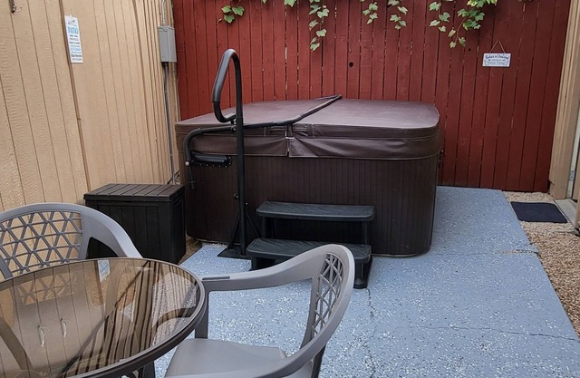 Clean, Cozy & Comfortable! - HOT TUB Hideaway!