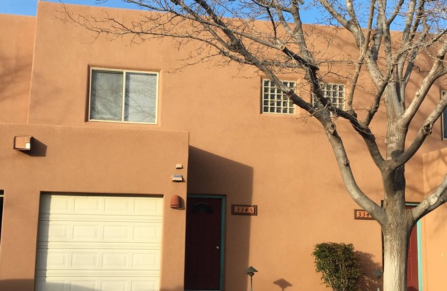 Clean, Cozy, Convenient-On golf course; Ride out of garage to Trails/Petroglyphs