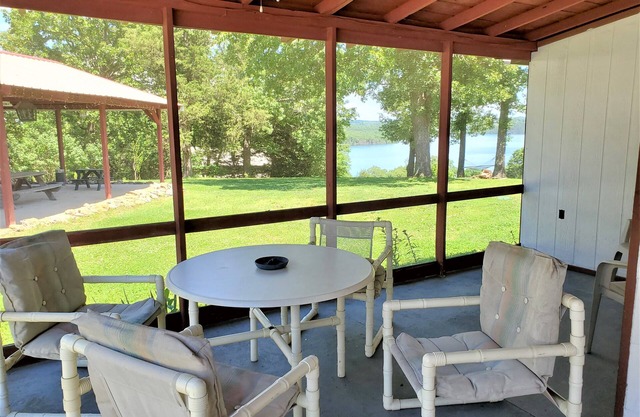 Clean, family/pet friendly AR Ozark Mountain/Norfork Lake Front Cabin