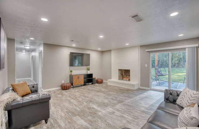 Click Now 20% Off Spindletop House 4 bedroom 3 bath & Gameroom! 🎩🎲💰🏦💸
