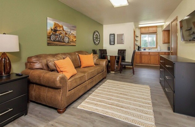 *Cliff View Apts #4*Private Balcony*Lakes Nearby*