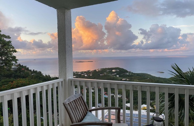 Clifftop Apt: 180-degree Balcony Ocean Views, 5min to 3 Beaches