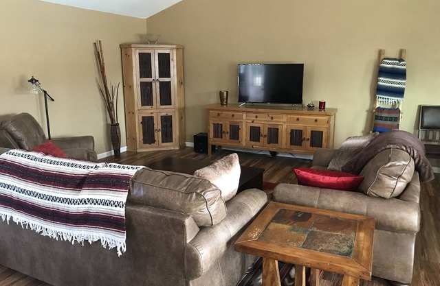 Close proximity to U of A, home w/POOL, sleeps 6!