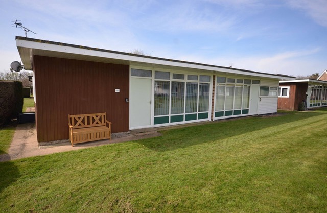 Close to Broads,WIFI,heated,2 Bed,Seasonal Swimming Pool, No Pets.