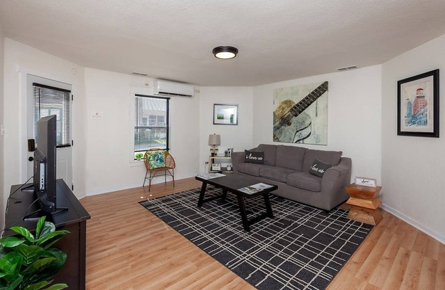 Close to Downtown~Fun Backyard~Pet Friendly~2 BDRM