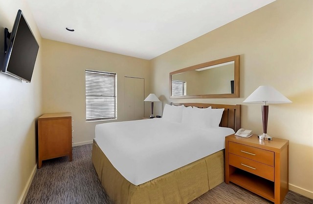 Close to Flamingo Wildlife Habitat! Las Vegas Attraction Access! Onsite Pool