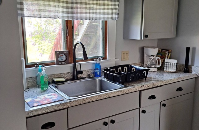 Close to Newfound Lake And ski and snowmobile trails in the winter! Cozy!