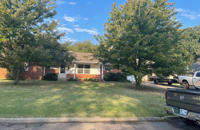 Close to OU,OBU,TinkerAFB,beautiful3 bed 2 bath,large fencedback yard.Yestopets!