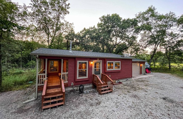 CLOSEST Cabin to Rathbun Lake - Unique Cabin in the WOODS - Sleeps 10!