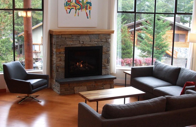 Closest Luxury Chalet to Village! Perfect for families~HOT TUB, PATIO, PING PONG