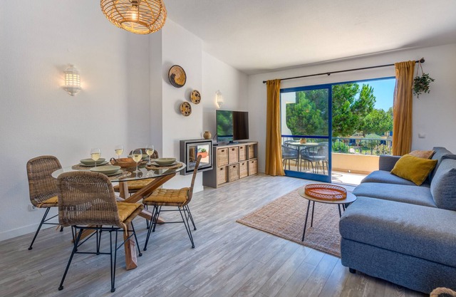 Clube Bemposta 78A by Gestaz