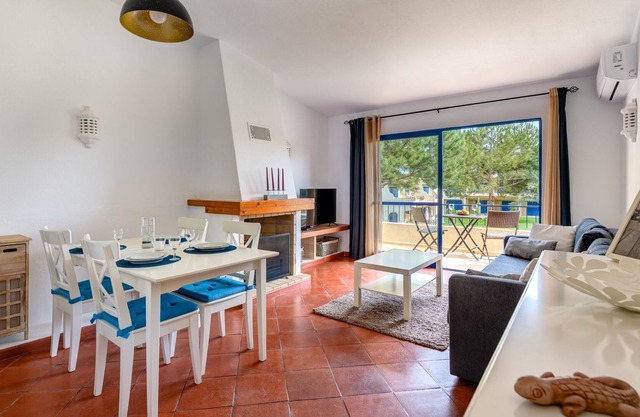 Clube Bemposta 88A by Gestaz