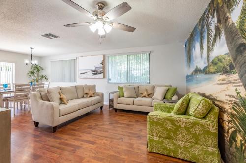 Coastal Cabana in Lakeland with King Bed