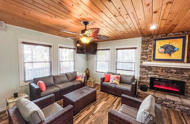 Coastal Comfort - A cute beach cottage!