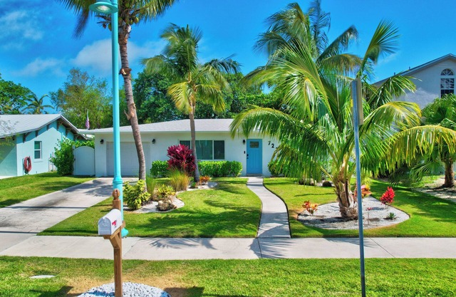 Coastal Cottage private oasis w/Hot Tub & less than 5 minutes to beach!