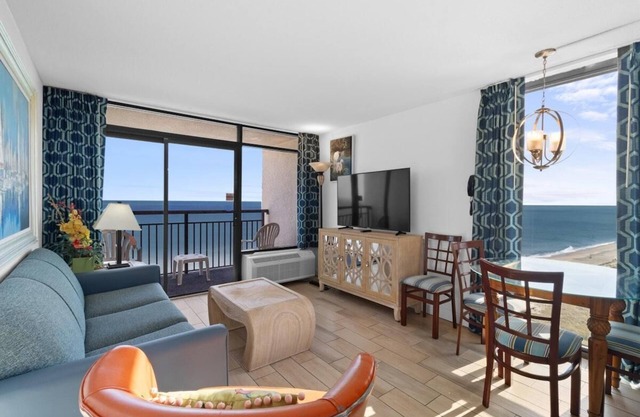 Coastal King Suite with Free Breakfast 16th Flr