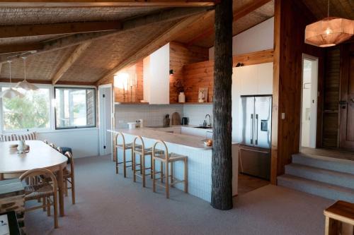 Coastal Tree House- Short Stroll to Beach