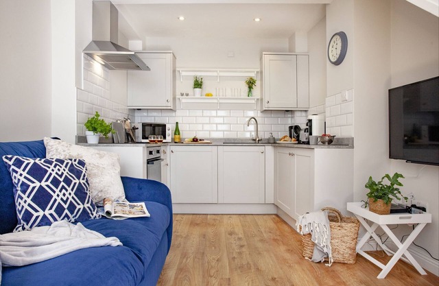 Cobblers Cottage - a traditional cottage just moments from the seafront