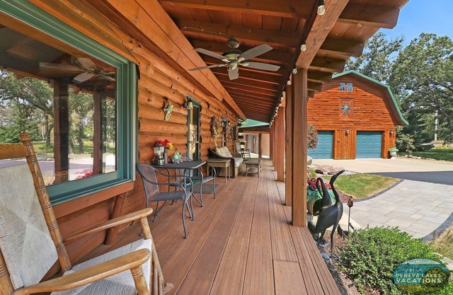 Cobblestone Cabin- 5 minutes from Geneva Lake, Easy Access to Snowmobile Trails!