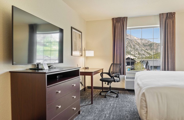 Cobblestone Hotel & Suites - Alpine