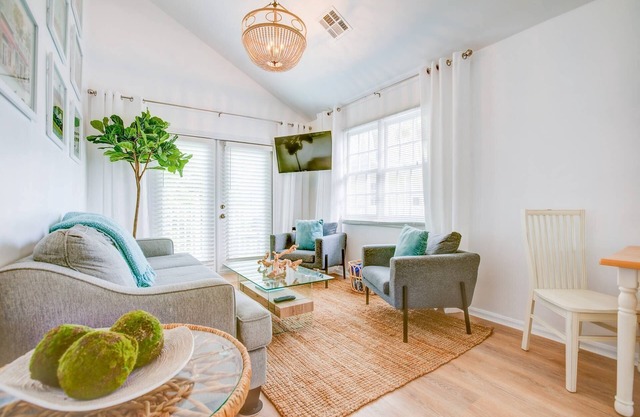 Cocktails & Dreams: Modern 2nd Floor Condo, Steps from Duval St, Seaport, Waterpark, Beach & Pool!