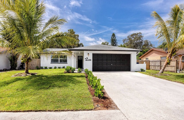 Coco Bay Retreat w Heated Pool for 8 Guests Close to Gulf Beaches