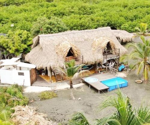 Coco y arena cabaña frente al mar, lejos del turismo y cerca a los manglares