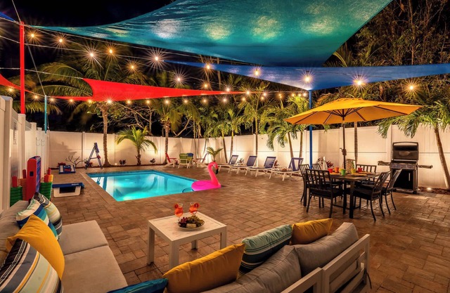 Coconut Dreams | Heated Pool | 4 min to AMI Beach