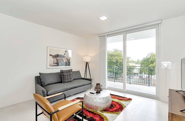 Coconut Grove Charm, City Convenience | Roami at Grove 27