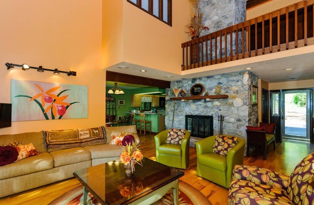 Cold Moose Cabin- 20 Min. to Asheville, EV Charger, Mountain views from 3 decks