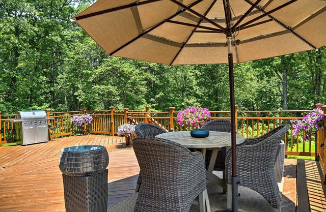 Colonial-Style 'Warwick Retreat' - 1 Hour to NYC!
