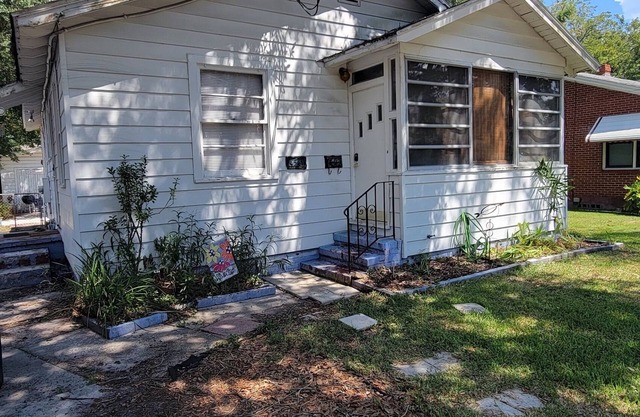 Colorful Family Friendly, Pet Friendly Bungalow, Sleeps 6 - Jacksonville, FL