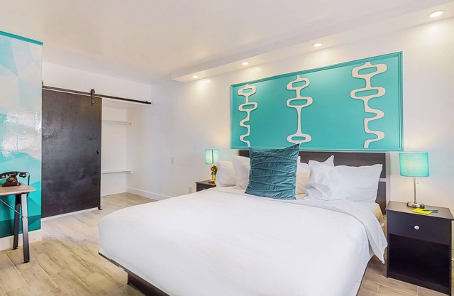 Colorful Family Suite in Nobhill