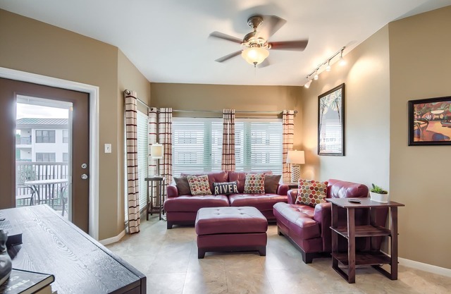 Comal Riverfront! Schlitterbahn! Pool and direct river access! 209
