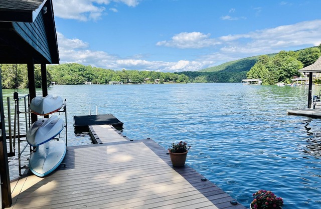 Come hideaway at the the Blue Heron Hideaway with beautiful wide lake views.