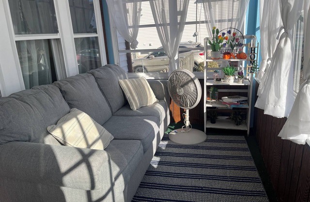 Comford area bedroom with full bathroom living room dining room near station