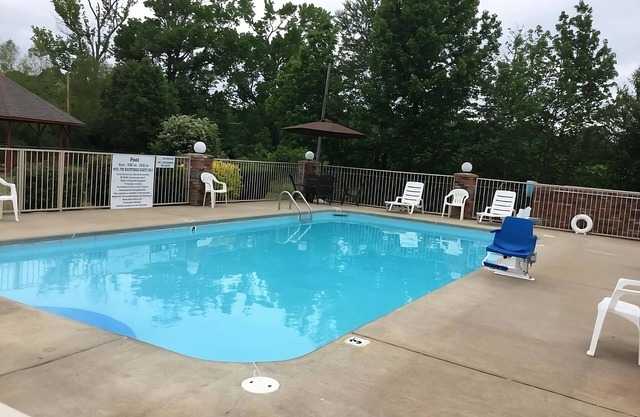 Comfort and Convenience! 4 Pet-friendly Units, Free Breakfast & Parking, Pool