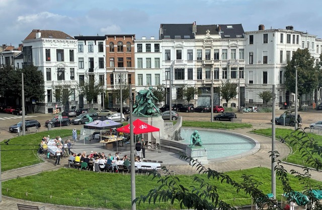 Comfort and view in center Antwerp South, elevator, private parking possible