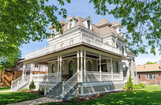 Comfort & Elegance in a Historic La Crosse, Wisconsin Mansion