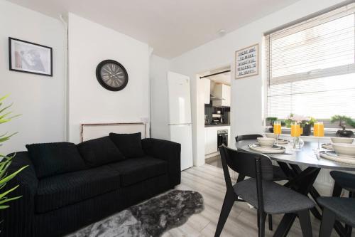 Comfort Meets Style, 4-Bedroom Home with All Essentials, Croydon, Sleeps 8! Contractor & Group Friendly!