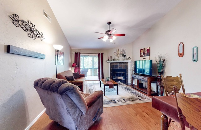 Comfortable, 2nd-floor condo with balcony, washer/dryer, pools, & clubhouse