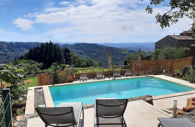 Comfortable 4* South-Ardèche house, airco, heated pool, panoramic view