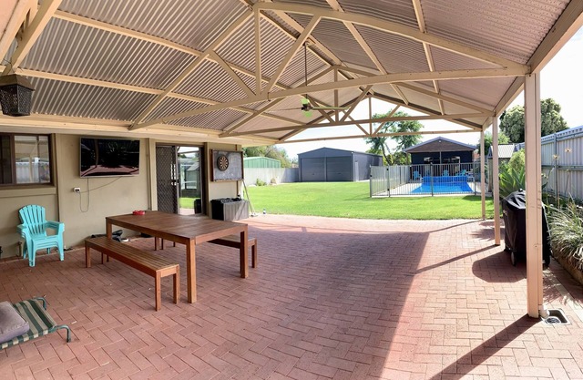 Comfortable and charismatic large 5 Bed family home