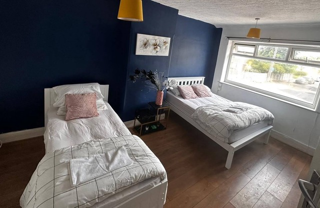 Comfortable Apartment for up to 4 guests close to Manchester airport and City