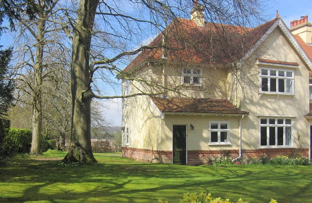 Comfortable apartment with country views on northern edge of Winchester
