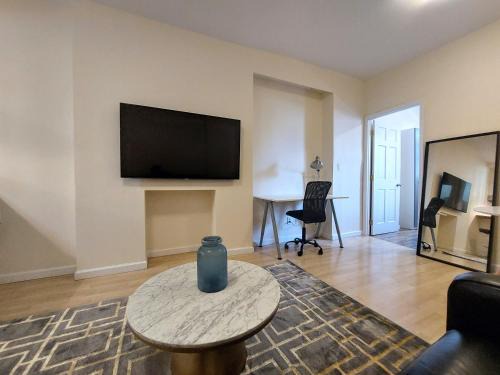 Comfortable Apartment with Workstation