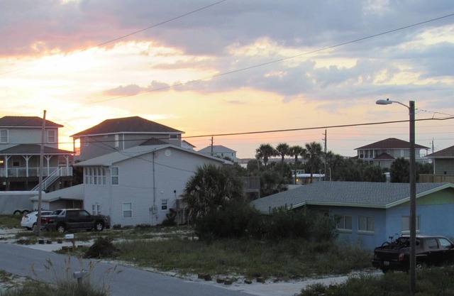 Comfortable Cottage a Block Away from Beach