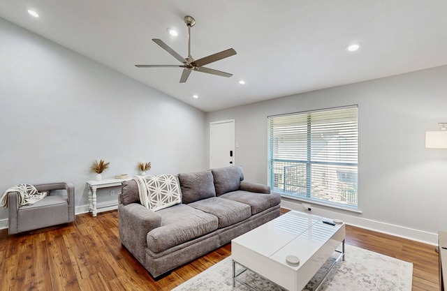 Comfortable, dog-friendly condo with shared pool - long term stay